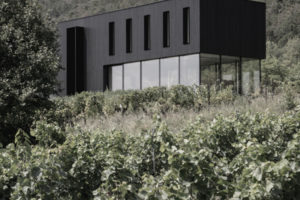 Nachhaltiges Bauen mit Kaldewei Badlösung aus Stahl-Emaille – Familienhaus mit Panoramablick