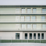 Auer Weber entwarfen einen Schulgebäude in München als dezidiert kleinteiliges Bauvolumen aus drei unterschiedlich hohen Baukörpern.