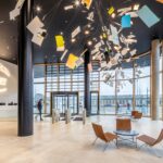 Lichtinstallation: Die sogenannte Timeline im neuen POST Luxembourg Headquarter begleitet die Mitarbeitenden und die Besucherinnen und Besucher wie eine Art leuchtender, dreidimensionaler Zeitstrahl.