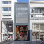 In einer der wichtigsten Einkaufsstraßen Deutschlands haben Pannhausen + Lindener Architekten ein schmales Geschäftshaus generalsaniert.