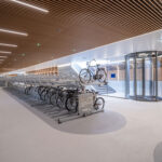 VenhoevenCS architecture+urbanism hat den IJboulevard entworfen, eine neue Unterwasser-Fahrradgarage im Herzen von Amsterdam.