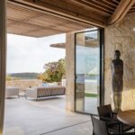In Porto Rotondo präsentiert Alvisi Kirimoto die Villa S - eine verwinkelte Residenz mit Blick auf das Meer und auf den Golfo degli Aranci.