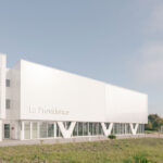 In Saint-Malo entstand ein neues Schulgebäude mit Sporthalle nach den Plänen von ALTA Architectes | Urbanistes aus Rennes.