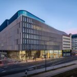 Im Sommer 2023 hat das Unternehmen POST Luxembourg seinen neuen Hauptsitz mit dem Namen HELIX offiziell eingeweiht. POST Luxembourg gilt als einer der größten Arbeitgeber des Großherzogtums und bietet in seinem neuen Gebäude rund 850 Mitarbeitenden hochmoderne Arbeitsplätze und attraktive Gemeinschaftsräume. Entworfen und architektonisch umgesetzt wurde das neue Headquarter vom Architekturbüro metaform.