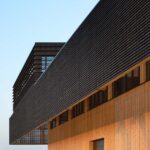 In einem Gewerbegebiet südlich von Stuttgart haben rundzwei Architekten eine ungewöhnliches Werksgebäude in Holzbauweise realisiert.