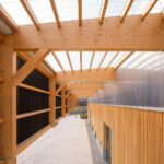 In einem Gewerbegebiet südlich von Stuttgart haben rundzwei Architekten eine ungewöhnliches Werksgebäude in Holzbauweise realisiert.