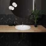 Zu sehen ist das Waschbecken Kaldewei Avellino in Weiß, eingelassen in einen Holzwaschtisch, in einem schwarz minimalistischen Badezimmer.