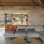 In Porto Rotondo präsentiert Alvisi Kirimoto die Villa S - eine verwinkelte Residenz mit Blick auf das Meer und auf den Golfo degli Aranci.