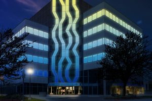 Aktivglas: Homogen leuchtende Fassade