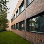 Der Schulerweiterungsbau der Förderschule in Köln-Dünnwald - eine Besonderheit aus Holzmodulen mit roter Klinkerfassade.