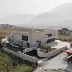 Inmitten des Südtiroler Weinlandes, von Weinbergen umgeben, hat MoDusArchitects ein privates Zweifamilienhaus fertiggestellt.