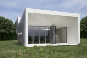 Wormhouse: Einfach anders gedacht mit einer außergewöhnlichen Glasfassade