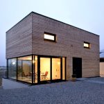 Holzbox auf Sichtbetonsockel: Passivhaus in Winhöring