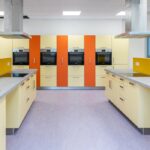 Farbenfrohe Schülerküche