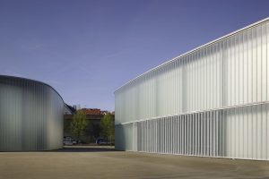 Kunstgalerie Stihl und Kunstschule Waiblingen - Fassade aus feuerverzinktem Stahl und Gussglas