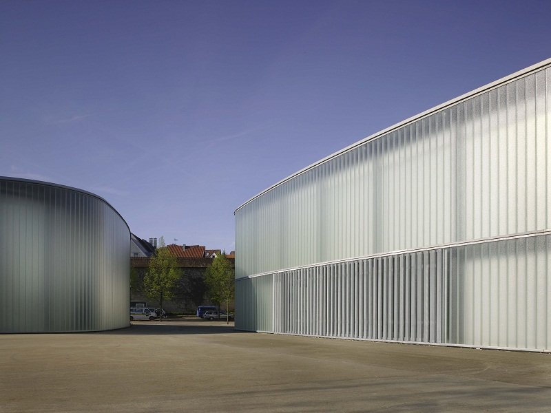 Kunstgalerie Stihl und Kunstschule Waiblingen - Fassade aus feuerverzinktem Stahl und Gussglas