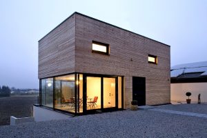 Holzbox auf Sichtbetonsockel: Passivhaus in Winhöring