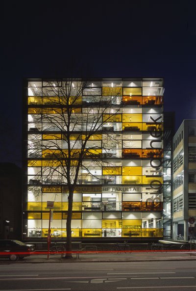 Transparenter Bücherturm: Zentralbibliothek Recht der Uni Hamburg