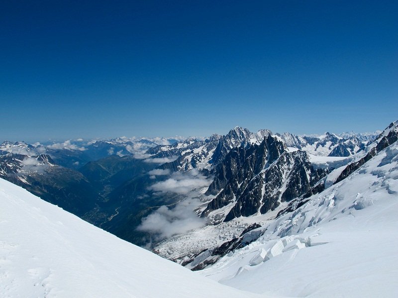 Soweit das Auge blicken kann, sehen Erklimmer des Mont Blanc Schnee und Eis. Mitten im Nirgendwo wurde eine hochmoderne Schutzhütte errichtet.
