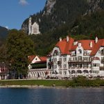 Früher Grand Hotel, heute Ausstellung mit Museumscafé und -restaurant: Das neue „Museum der Bayerischen Könige“ liegt am Fuße der Königsschlösser Neuschwan-stein und Hohenschwangau, direkt am malerischen Alpsee.