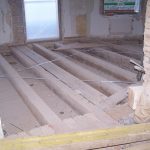 Weit vor dem Beginn der Innenausbauarbeiten wurden die vorhandenen Holzdielen ausgebaut und zwischengelagert. Der komplette Bodenaufbau wurde so bis zum Rohboden entfernt.