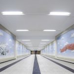 Erfrischende Weite: Der nach Entwürfen der Künstlerin Jo Zeh-Kosanke gestaltete Fuß-gängertunnel am Bahnhof Aschaffenburg. Für die insgesamt 280 Quadratmeter Wand-fläche der Unterführung produzierte V & B Fliesen 838 Fliesen im Format 60 x 60 cm.