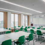 Auer Weber entwarfen einen Schulgebäude in München als dezidiert kleinteiliges Bauvolumen aus drei unterschiedlich hohen Baukörpern.