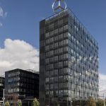 Die Mercedes-Benz Vertriebszentrale ist Teil des neuen urbanen Stadtviertels, das bis 2016 auf den Flächen des ausrangierten Ost-Güterbahnhofs ent­stehen soll. Das Turmgebäude verfügt über insgesamt 13 Geschosse.