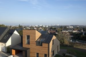 Das VELUX Maison Air et Lumière ist der französische Beitrag zum europaweiten VELUX Experiment Model Home 2020, in dessen Rahmen das Unternehmen auf der Suche nach dem Bauen und Wohnen der Zukunft sechs Konzepthäuser umsetzt. Dabei steht die Wohn- und Leb