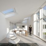 Durch die eingeschossige Bauweise des Anbaus kann die Versorgung des Wohnraums mit natürlichem Licht auch über Dachfenster erfolgen.