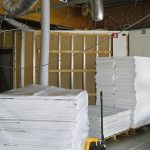 Die alten Deckenplatten sind sauber auf Europaletten gestapelt und werden so dem Recyclingprozess zugeführt.