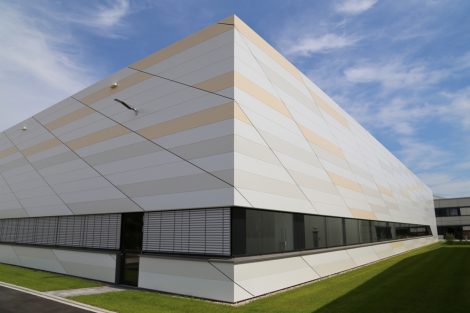 DOMICO Planum®-Fassade:  Schräge Fugen erweitern den planerischen Spielraum für kreatives Bauen mit Metall