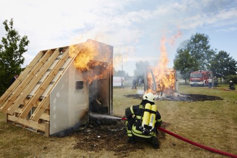 Kein Spiel mit dem Feuer - Mehr Planungssicherheit im Holzbau: Rigips stellt neue Brandschutz-Nachweise vor