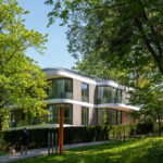 Im Ortsteil Wannsee in Berlin Steglitz-Zehlendorf planten Tchoban Voss am Griebnitzsee das dreigeschossige Wohnhaus mit Tiefgarage.