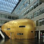 Highlight im Atrium der neuen Logistics University ist das große Auditorium in Form eines goldenen Eies.