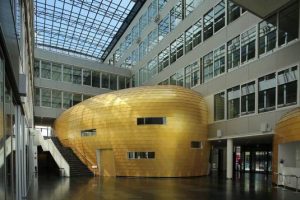Kühne Logistics University - Studium im goldenen Ei