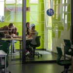 Die Lernlandschaften in den Lernhäusern bieten mit fast 500 Quadratmeter großen Räumen eigene Arbeitsplätze für Schüler für fächerübergreifende Projekte und selbstorganisiertes Lernen.