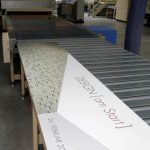 Knauf riessler bietet – wie hier im Bild der Digitaldruck – verschiedene Verfahren, um Plattenwerkstoffe wie Gipsfaser- oder Gipskartonplatten hochwertig und oberflächenfertig zu beschichten.