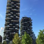 Preisträger des Internationalen Hochhaus Preises 2014: Bosco Verticale in Mailand. Die Fassade des „vertikalen Waldes“ ist mit mehr als 16.500 Bäumen, Sträuchern und Stauden bepflanzt.