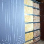 Trockenbau-Wand- und Deckenheizungen erlauben aufgrund ihrer geringen Rohrüberdeckung besonders geringe Vorlauftemperaturen bei maximalen Oberflächentemperaturen nach DIN 1264 von etwa 35 °C.