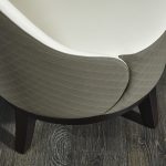 Auch auf Sitzmöbeln entfaltet skai® Soroma EN seine Wirkung: virtuell gesetzte Steppnähte ergeben ein klassisches Rautenmuster.