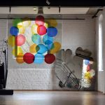 Für das Exponat „Farbgedichte“ (2011) wurden in leuchtenden Email-Farben Farbkörper auf Floatglas aufgetragen. Den „Schattenwurf“ bildet ein dazugehöriges, mit ipachrome beschichtetes Exponat, das in einer Ecke des Raums aufgestellt ist.