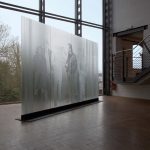 Das Deutsche Glasmalerei-Museum in Linnich – übrigens das einzige seiner Art in Deutschland – zeigt einen Ausschnitt aus dieser Arbeit – das Probestück „Zeitzeugen“ von 2011.