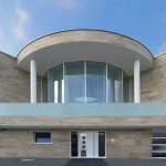 Repräsentative Villa mit Knauf Sandstein-Design gestaltet
