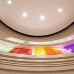 Die bunten, vom Künstler gestalteten Scheiben in den horizontalen Lichtbändern verleihen der Kapelle Farbigkeit und damit Wärme.