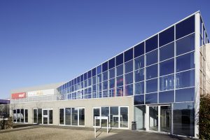 TRILUX rüstet Varo-Logistikzentrum mit 1000 E-Line LED aus – 60 Prozent Energieeinsparung