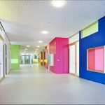 Das Farbkonzept folgt der Ittenschen Farbenlehre, die auch im pädagogischen Konzept der Einrichtungen Anwendung findet.