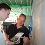 Bei einem Workshop Ende Mai gab Knauf Anwendungstechniker Carlo Happ (re.) den Studenten wichtige Tipps zum Spachteln von Fugen und Oberflächen.