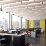 Eine angenehme Arbeitsatmosphäre ist in diesem modernen Büro mit den neuen Akustikbaffeln Armstrong Baffles Curves entstanden