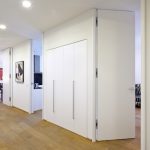 Berliner Architektenhaus mit komplett verdeckt liegendem Bandsystem TECTUS von SIMONSWERK ausgestattet